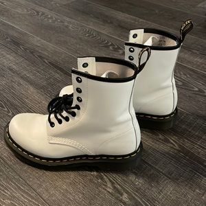 WHITE DOC MARTINS